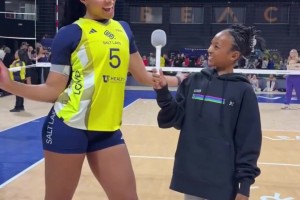 自信大方！詹姆斯女儿小朱莉化身采访员！